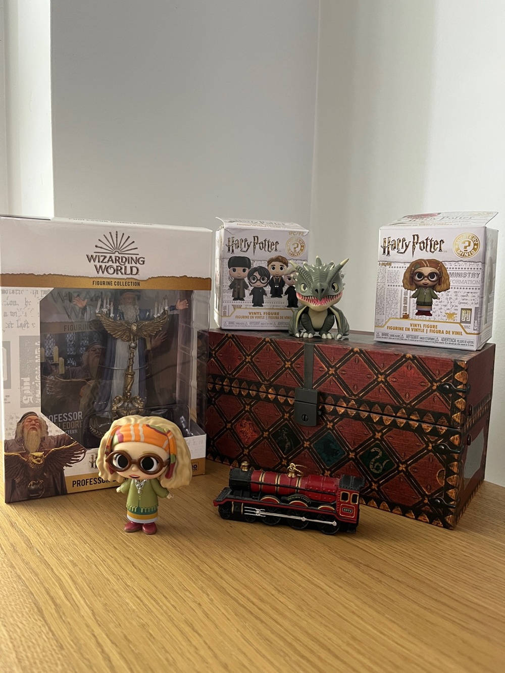 Bundle of 5 Harry Potter collectibles - Dumbledore, Trelawney, Quidditch set etc